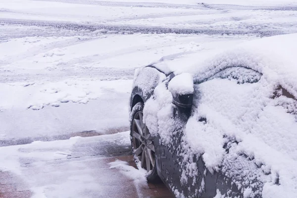 Bilen Snön Täckt Med Vit Drift Snö — Stockfoto