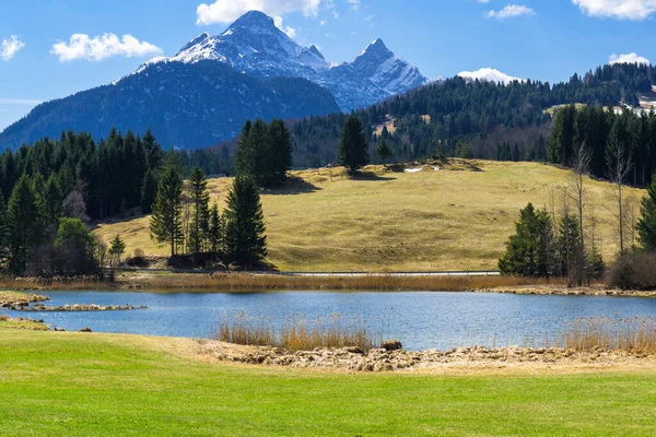 Beau Paysage Avec Lac Dans Les Montagnes — Photo