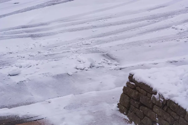 冬は雪に覆われた道 — ストック写真