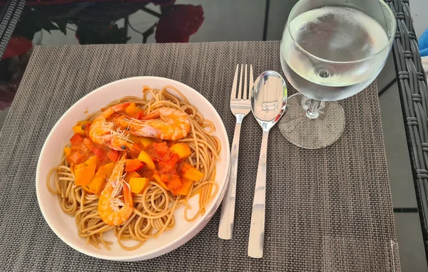 Špagety Rajčatovou Omáčkou Krevetami — Stock fotografie