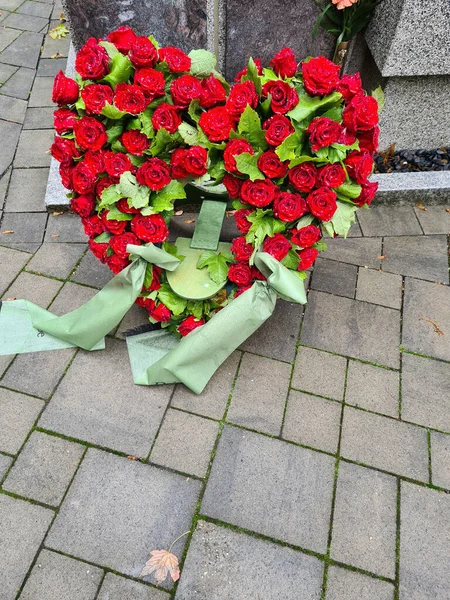 Hjärtformade Blomsterarrangemang För Begravning Alla Hjärtans Dag Eller Bröllop — Stockfoto