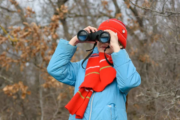 Girl Enthusiastically Looks Binoculars Front View Close — Stock Photo, Image