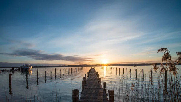 Vacker Solnedgång Över Sjön — Stockfoto