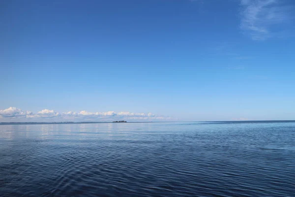 Blue Lake Beautiful Seascape Clear Sky Cloud Horizon — Stock Photo, Image