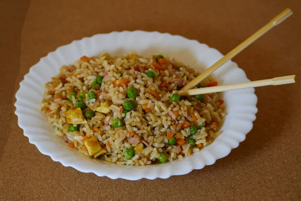 Nasi Goreng Spesial Dalam Hidangan Putih Dan Sumpit Asia — Stok Foto