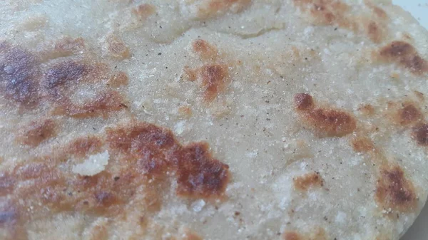 Jawar RotiまたはBhakriと呼ばれる伝統的なパンのクローズアップビュー 八切り ばかり 多くのアジア諸国の料理によく用いられる丸みを帯びた平パンである — ストック写真