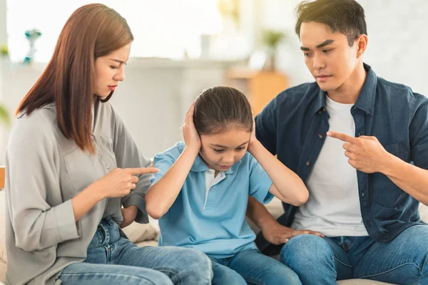 Irritado Pai Repreendendo Sua Filha Sala Estar Casa — Fotografia de Stock