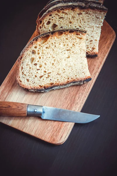 Tranches Pain Traditionnelles Françaises Couteau Poche Sur Une Planche Découper — Photo