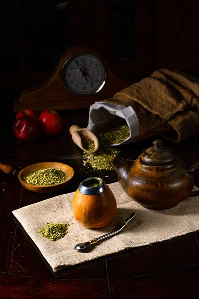 Νεκρή Φύση Ένα Φλιτζάνι Τσάι Και Μια Τσαγιέρα Ένα Ξύλινο — Φωτογραφία Αρχείου