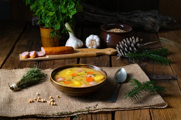 Sup Dengan Ayam Dan Sayuran Dengan Latar Belakang Kayu — Stok Foto