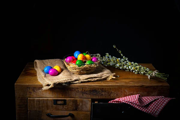 Siyah Arka Planda Paskalya Yumurtası Çiçekleri — Stok fotoğraf