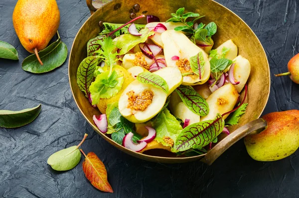 Frischer Herbstsalat Appetitlicher Salat Mit Birnen Und Kräutern — Stockfoto