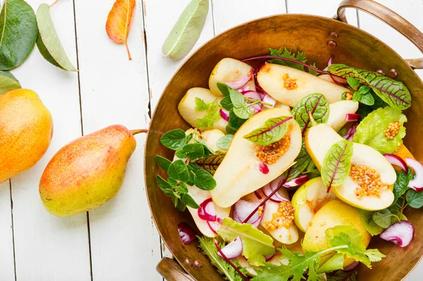 Frischer Herbstsalat Appetitlicher Salat Mit Birnen Und Kräutern — Stockfoto