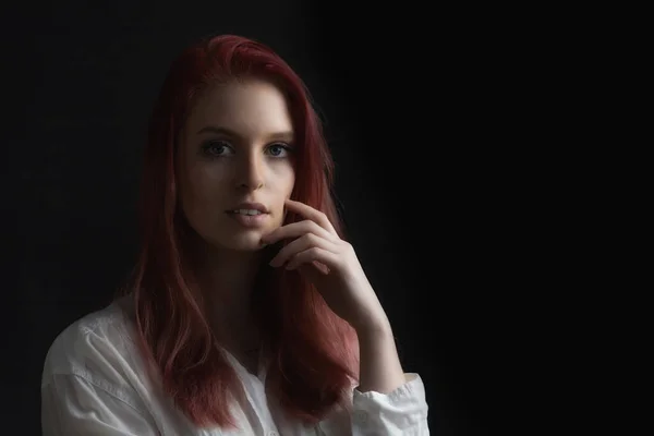 Portré Gyönyörű Vörös Hajú Fiatal Fekete Háttér Vízszintesen — Stock Fotó