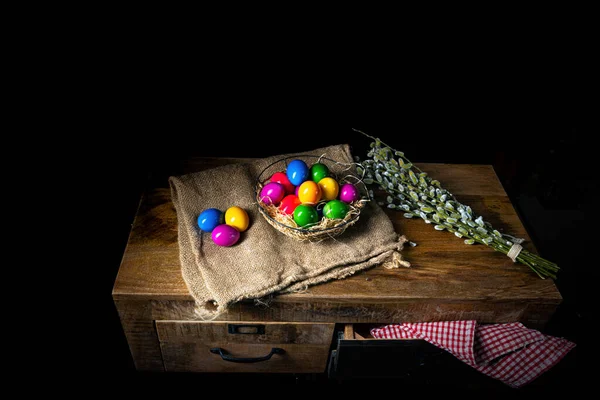 Siyah Arka Planda Sepetteki Paskalya Yumurtaları — Stok fotoğraf