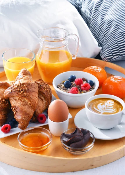 Taca Śniadaniem Łóżku Pokoju Hotelowym — Zdjęcie stockowe