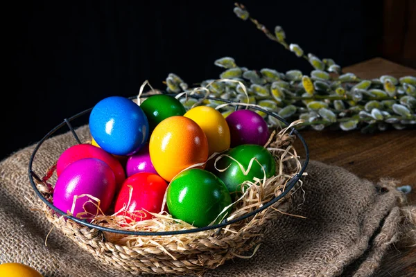 Oeufs Pâques Colorés Dans Panier Sur Fond Bois — Photo