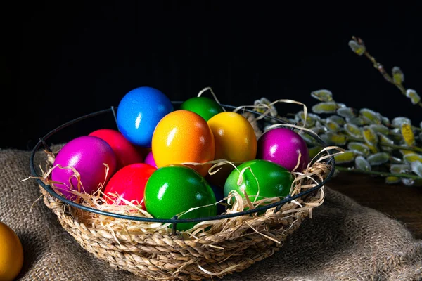 Oeufs Pâques Colorés Dans Panier Sur Fond Noir — Photo