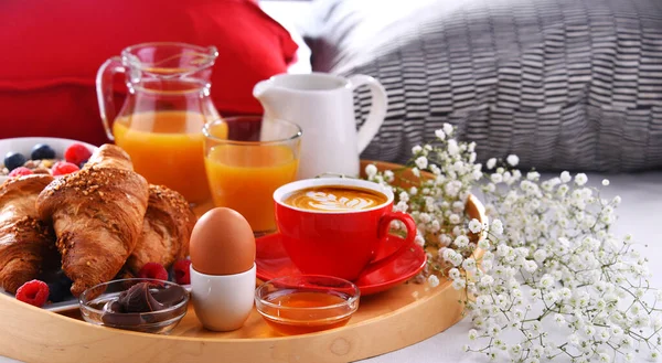 Una Bandeja Con Desayuno Una Cama Una Habitación Hotel —  Fotos de Stock