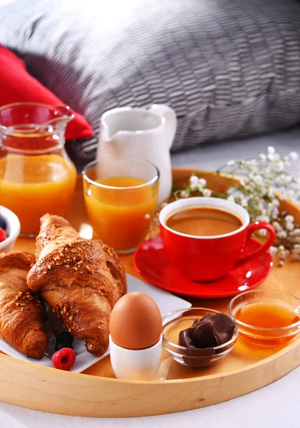 Plateau Avec Petit Déjeuner Sur Lit Dans Une Chambre Hôtel — Photo