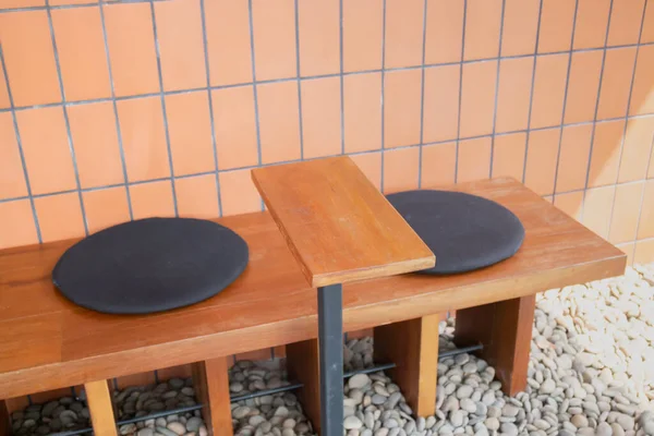 Holztisch Mit Einer Schüssel Kaffee Und Einem Ball — Stockfoto