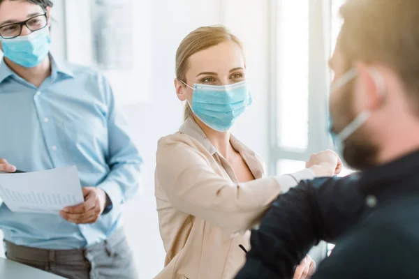 Zakenmensen Doen Corona Bump Elkaar Begroeten Het Werk Vergadering — Stockfoto