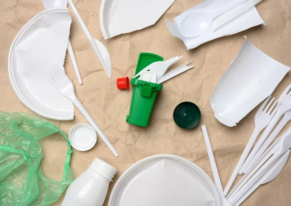 Resíduos Plásticos Vida Fundo Papel Kraft Marrom Poluição Ambiental Vista — Fotografia de Stock