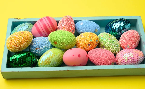 Декоративные Пасхальные Яйца Желтом Фоне Вид Сверху Крупный План — стоковое фото