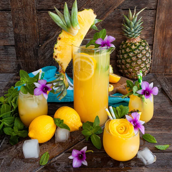 Suco Abacaxi Fresco Frutas Fundo Madeira — Fotografia de Stock