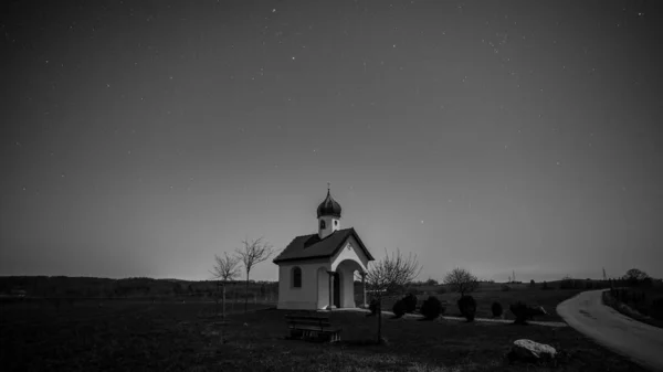 Vecchia Chiesa Nel Cielo Notturno — Foto Stock