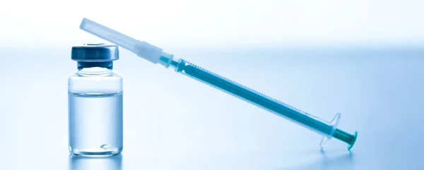 白色背景的注射器和疫苗 — 图库照片