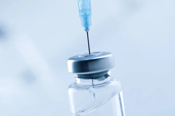 Siringa Medica Con Vaccino Fondo Blu — Foto Stock