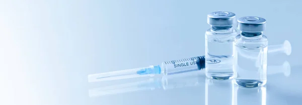 Beyaz Zemin Üzerinde Mavi Sıvı Bulunan Tıbbi Ampuller — Stok fotoğraf