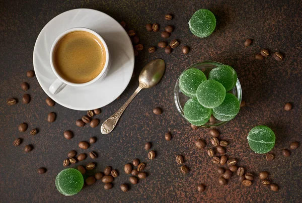 Espresso Marmolada Owocowa Świeże Smażone Ziarna Kawy Ciemnym Tle — Zdjęcie stockowe