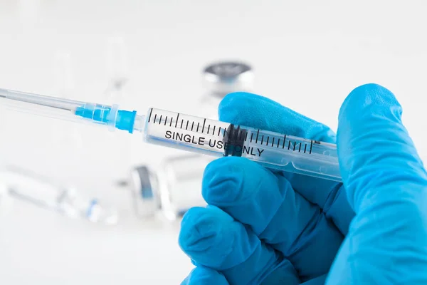 Närbild Spruta Med Vaccin Mot Vit Bakgrund — Stockfoto