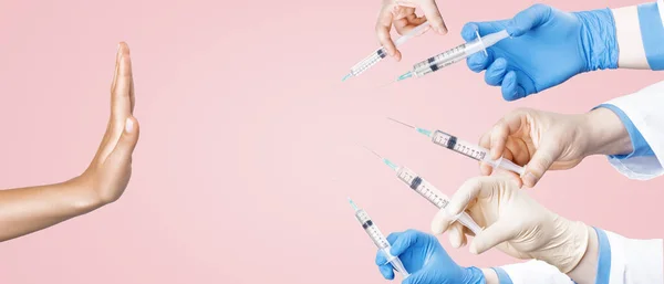 带粉红背景疫苗的手握注射器 — 图库照片