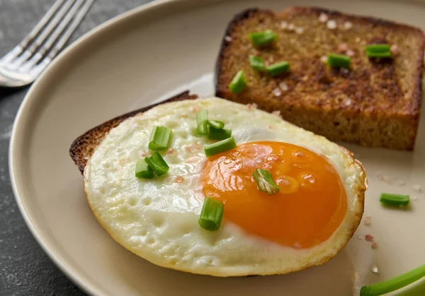 Breakfast Concept Fried Egg Rye Fried Bread Slices Macro — Stock Photo, Image