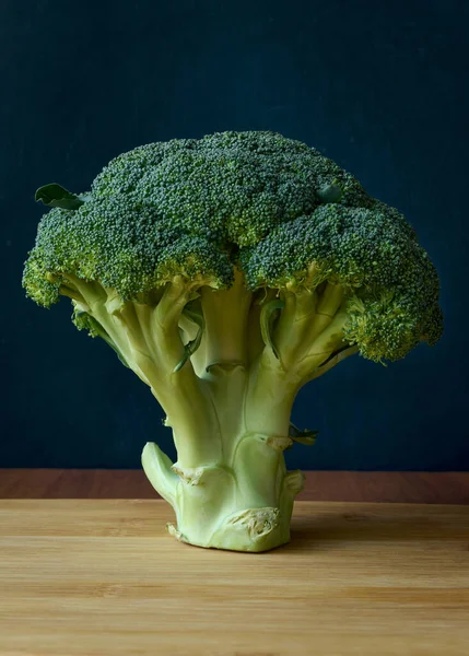 Brokoli Atau Asparagus Kubis Close Vertikal Pada Papan Kayu — Stok Foto