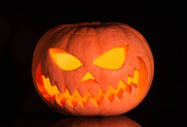 Calabaza Halloween Con Una Vela Brillante Sobre Fondo Negro — Foto de Stock