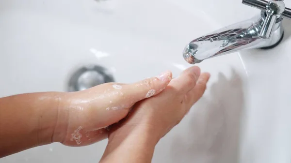 Close Jonge Vrouw Handen Met Behulp Van Zeep Wassen Handen — Stockfoto