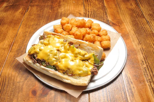 치즈와 토마토를 곁들인 맛있는 샌드위치 — 스톡 사진