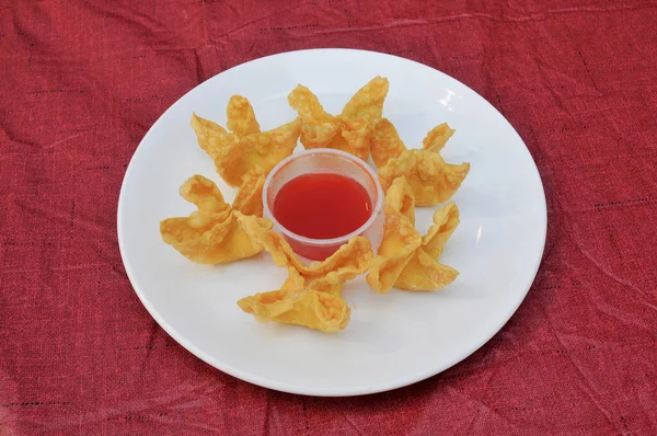 Croustilles Frites Avec Sauce Dans Une Assiette — Photo