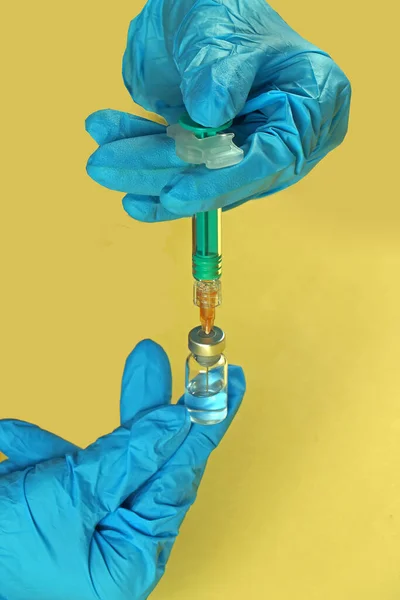 Doktorun Elinde Mavi Zemin Üzerinde Aşı Olan Bir Şırınga Var — Stok fotoğraf