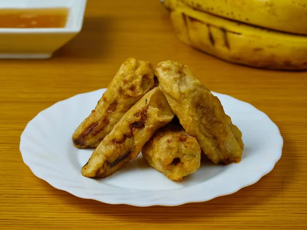 Tranches Frites Plantain Mûr Sur Plat Blanc Décoré Bananes Miel — Photo