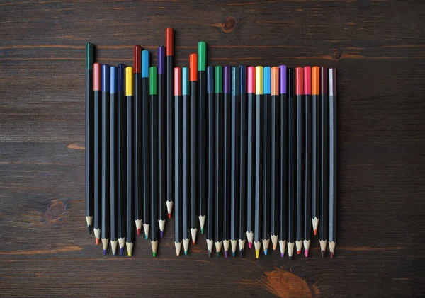 Ahşap Masa Arka Planında Renkli Kalemler Güzel Renkli Kalemler Düz — Stok fotoğraf