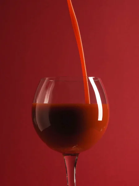 Verser Jus Tomate Bio Frais Dans Verre Fond Rouge Concept — Photo