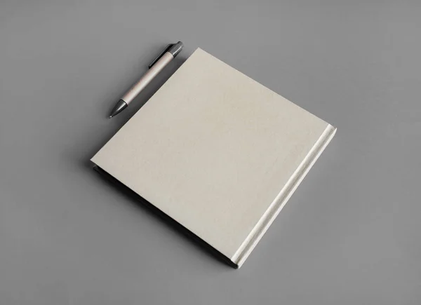 Foto Folleto Kraft Blanco Cerrado Pluma Sobre Fondo Papel Gris —  Fotos de Stock