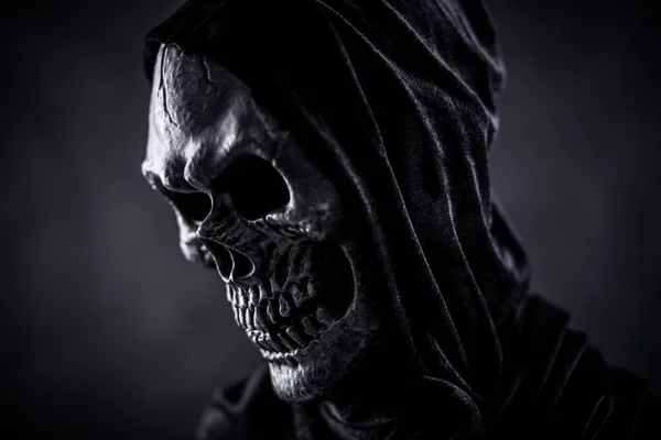 Mann Mit Totenkopf Auf Schwarzem Hintergrund — Stockfoto