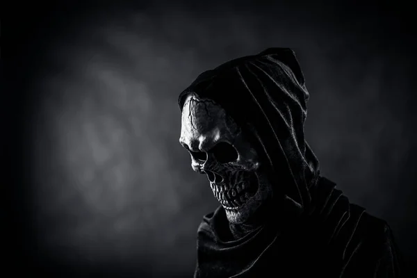 Asustadizo Zombi Hombre Con Cráneo Fondo Oscuro — Foto de Stock