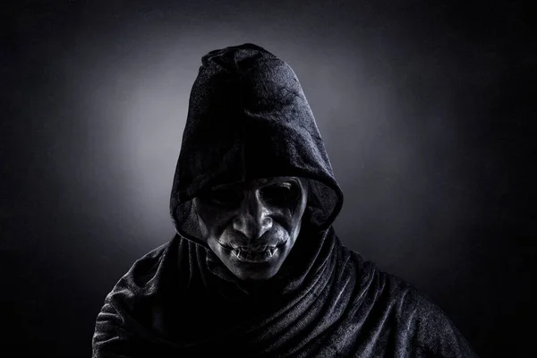 Concepto Halloween Miedo Hombre Con Cráneo Máscara Sobre Fondo Oscuro — Foto de Stock